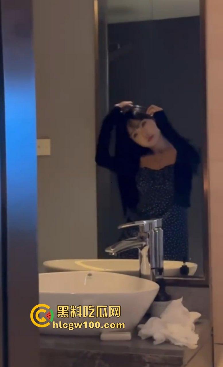 群友投稿广西南宁白领妹子【王晓彤】刚毕业的小姐姐骚到骨子里，同城撩骚半年拿下，有性瘾还爱看A片！-9