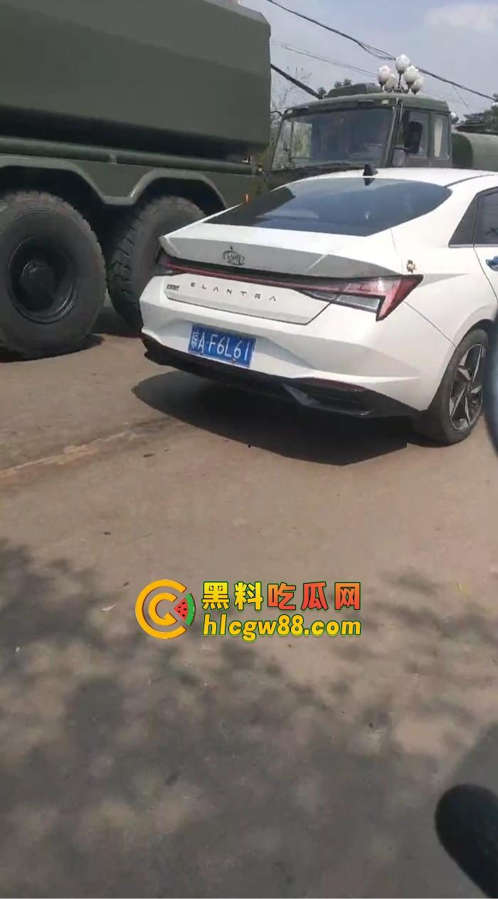 某战区海军战机海南训练失事,飞行员成功跳伞,战机坠毁临高县,所幸未造成地面损失!-1