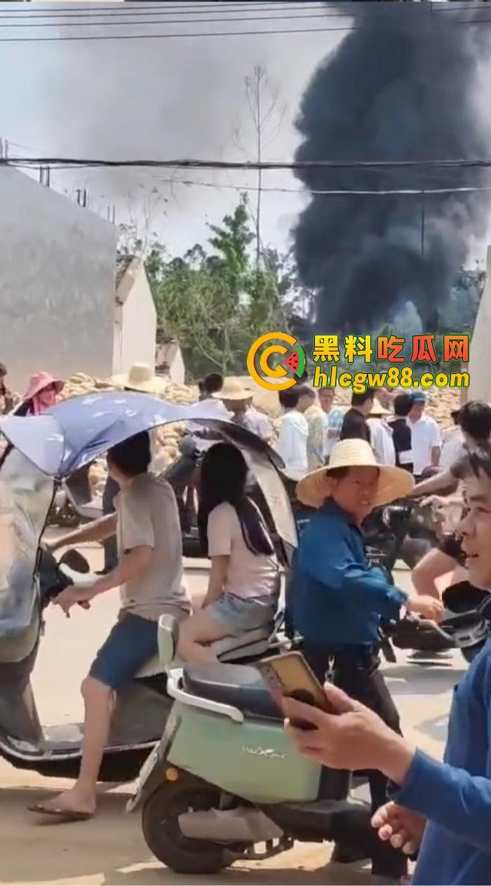 某战区海军战机海南训练失事,飞行员成功跳伞,战机坠毁临高县,所幸未造成地面损失!-7