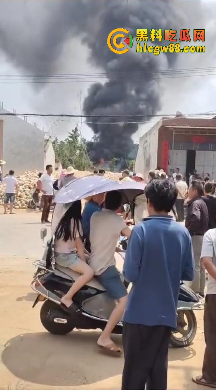 某战区海军战机海南训练失事,飞行员成功跳伞,战机坠毁临高县,所幸未造成地面损失!-8