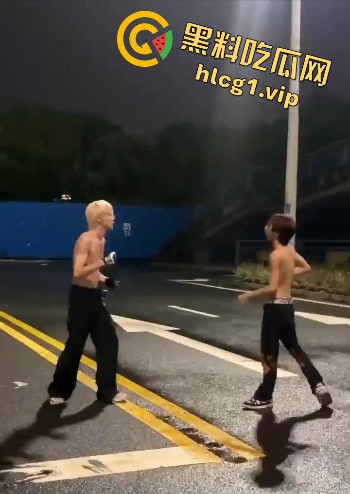 街头乱斗猴王争霸，两只精神瘦猴子大打出手，围观群众目瞪口呆！-3