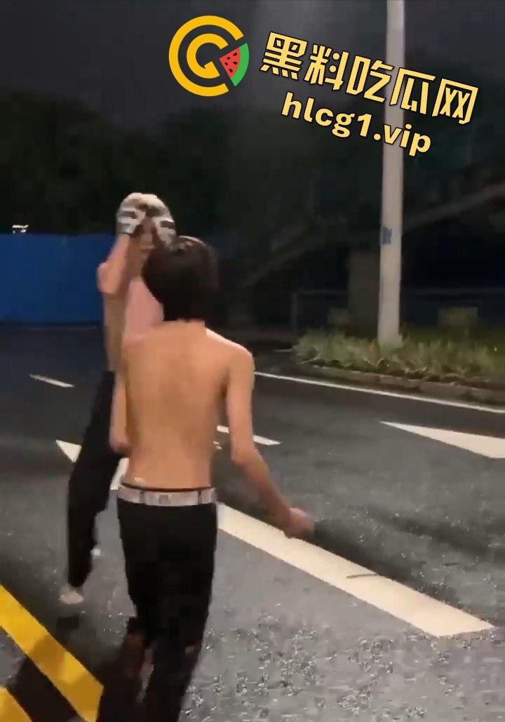 街头乱斗猴王争霸，两只精神瘦猴子大打出手，围观群众目瞪口呆！-7