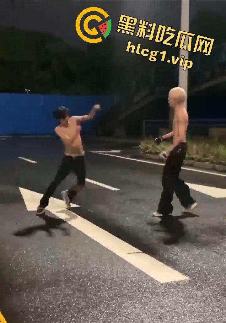 街头乱斗猴王争霸，两只精神瘦猴子大打出手，围观群众目瞪口呆！-11