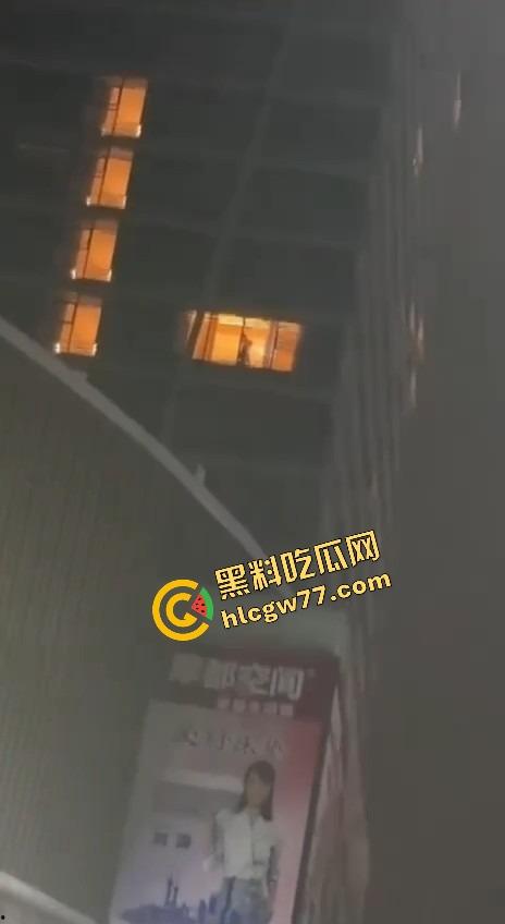 成都环球中心情侣不拉窗帘打野战,光着身子对着窗外狂操,现场直播皮影戏,爽到飞起!-6