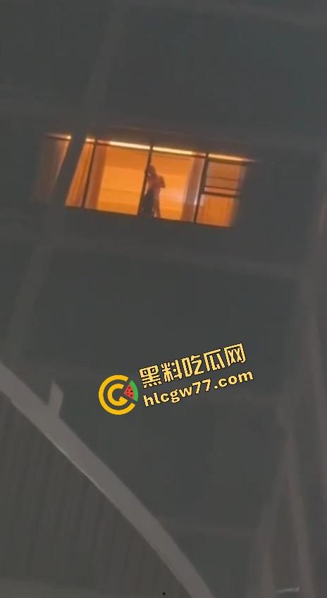 成都环球中心情侣不拉窗帘打野战,光着身子对着窗外狂操,现场直播皮影戏,爽到飞起!-7