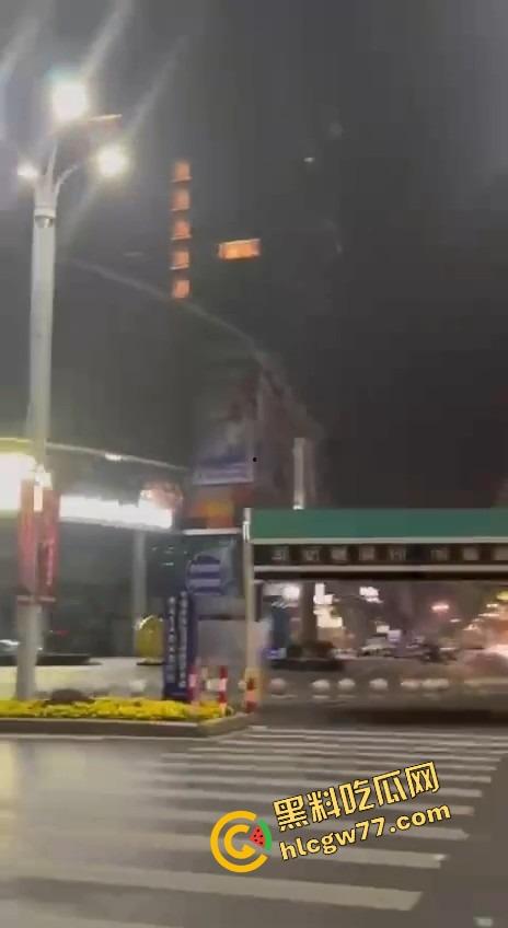 成都环球中心情侣不拉窗帘打野战,光着身子对着窗外狂操,现场直播皮影戏,爽到飞起!-10