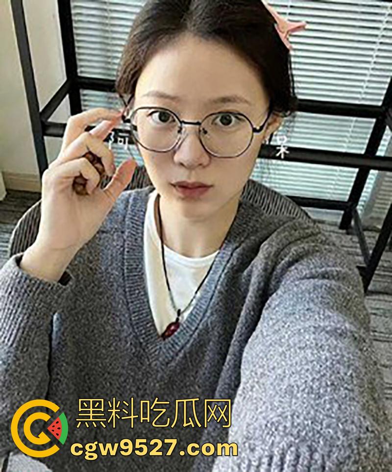 广州大学城清纯眼镜妹【刘彤彤】，出轨大屌体育生学长，小穴都要被大鸡巴撑爆了，叫声超淫荡！-1