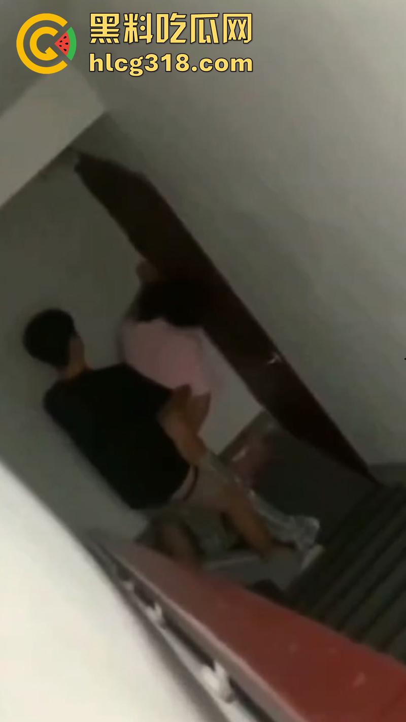 图书馆偷情兄弟女友，兄弟还在楼下看书，俩人偷偷到员工走廊，传出阵阵淫叫声，玩的太大胆了！-7