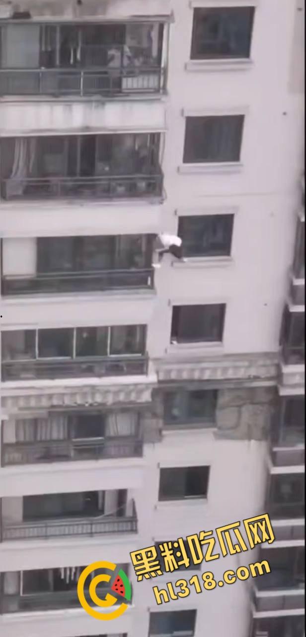 蜘蛛侠偷情被抓?竟徒手攀爬摩天大楼,只为躲避捉奸拼尽全力,惊险画面堪比好莱坞大片!-1