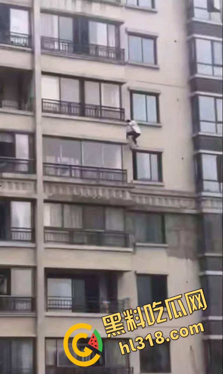 蜘蛛侠偷情被抓?竟徒手攀爬摩天大楼,只为躲避捉奸拼尽全力,惊险画面堪比好莱坞大片!-2