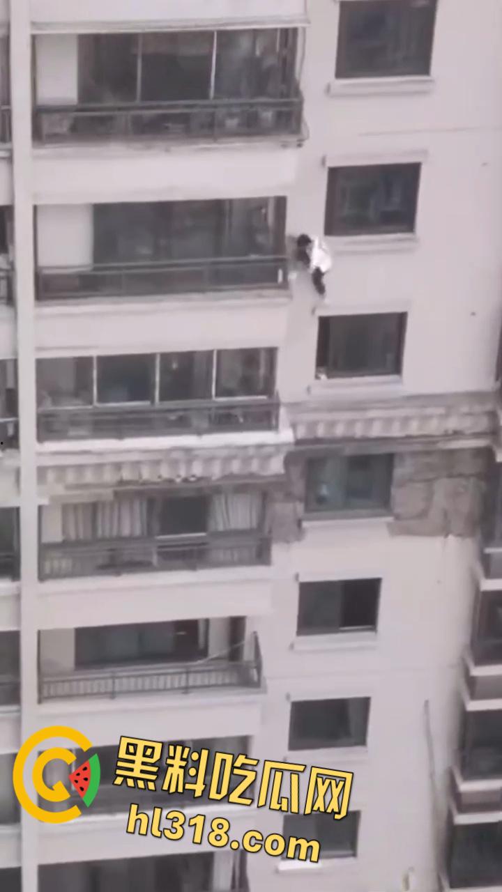 蜘蛛侠偷情被抓?竟徒手攀爬摩天大楼,只为躲避捉奸拼尽全力,惊险画面堪比好莱坞大片!-3