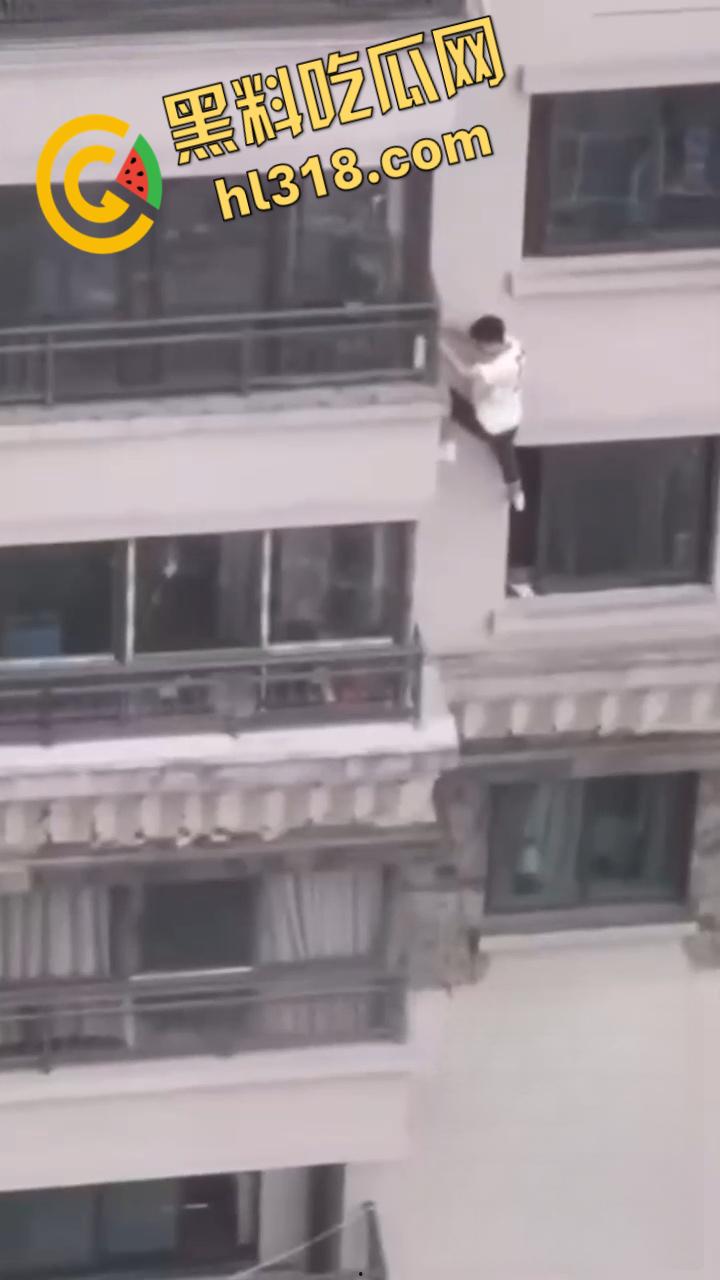 蜘蛛侠偷情被抓?竟徒手攀爬摩天大楼,只为躲避捉奸拼尽全力,惊险画面堪比好莱坞大片!-4