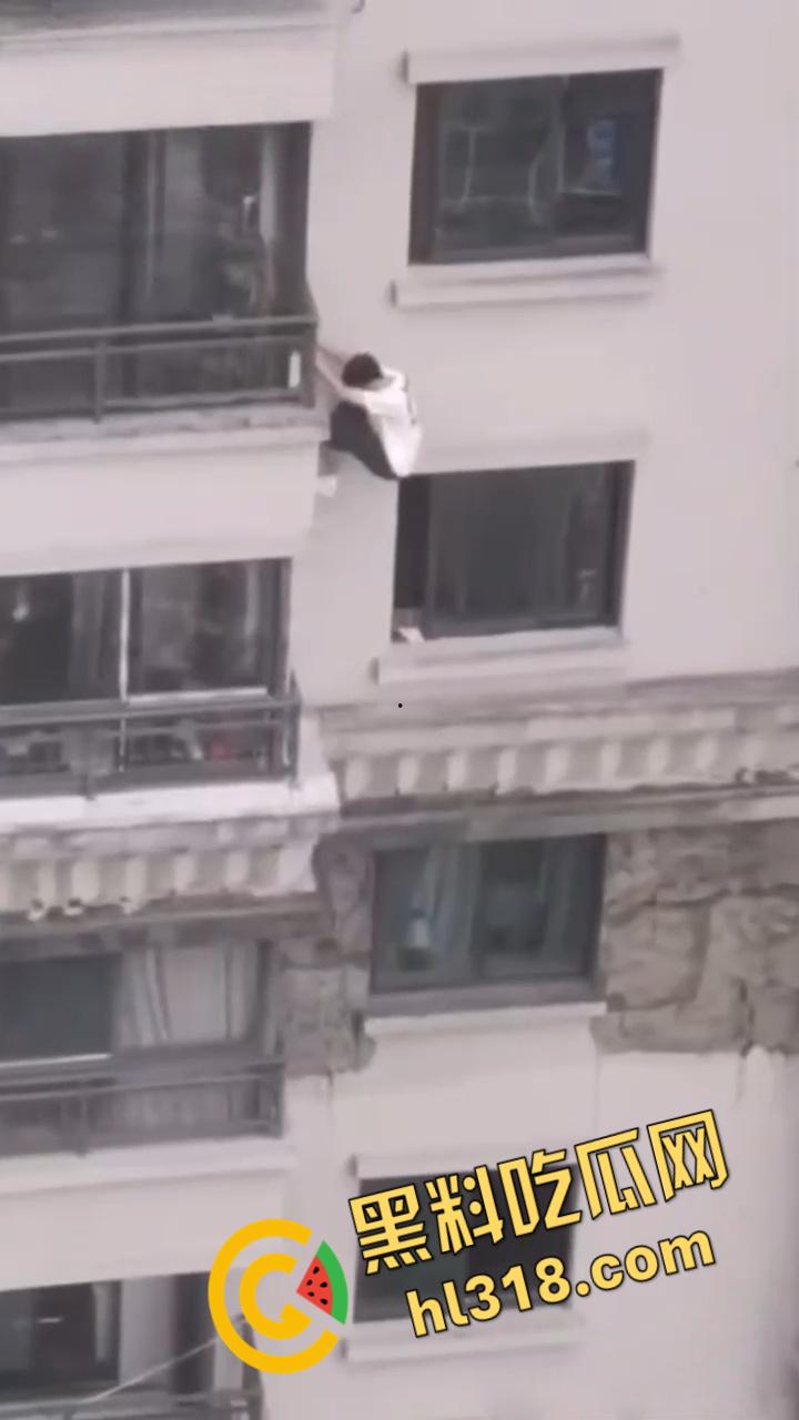 蜘蛛侠偷情被抓?竟徒手攀爬摩天大楼,只为躲避捉奸拼尽全力,惊险画面堪比好莱坞大片!-5