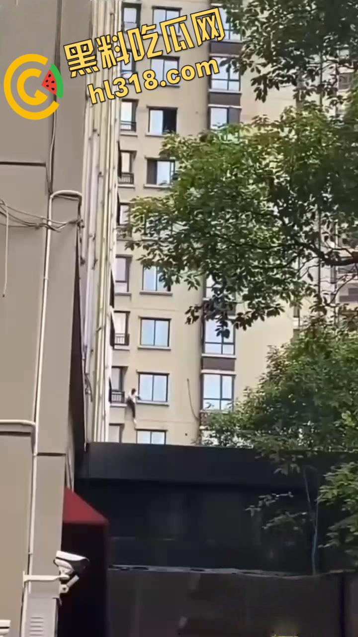 蜘蛛侠偷情被抓?竟徒手攀爬摩天大楼,只为躲避捉奸拼尽全力,惊险画面堪比好莱坞大片!-6