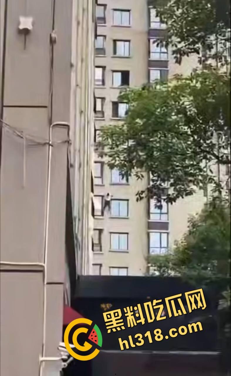 蜘蛛侠偷情被抓?竟徒手攀爬摩天大楼,只为躲避捉奸拼尽全力,惊险画面堪比好莱坞大片!-7