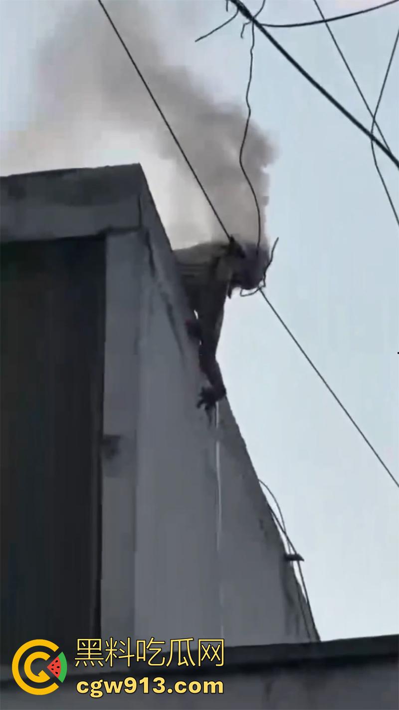 偷情人妻竟丢了命， 四川成都郫县一男子，偷情彩票站老板娘，老公突然回来只能躲在楼顶，竟被当场电死！-3