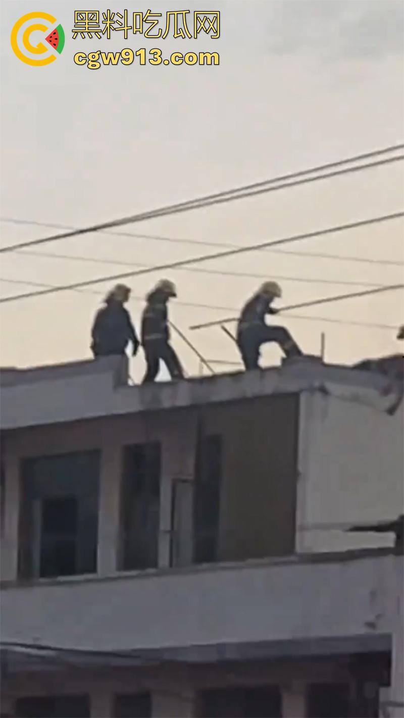 偷情人妻竟丢了命， 四川成都郫县一男子，偷情彩票站老板娘，老公突然回来只能躲在楼顶，竟被当场电死！-4