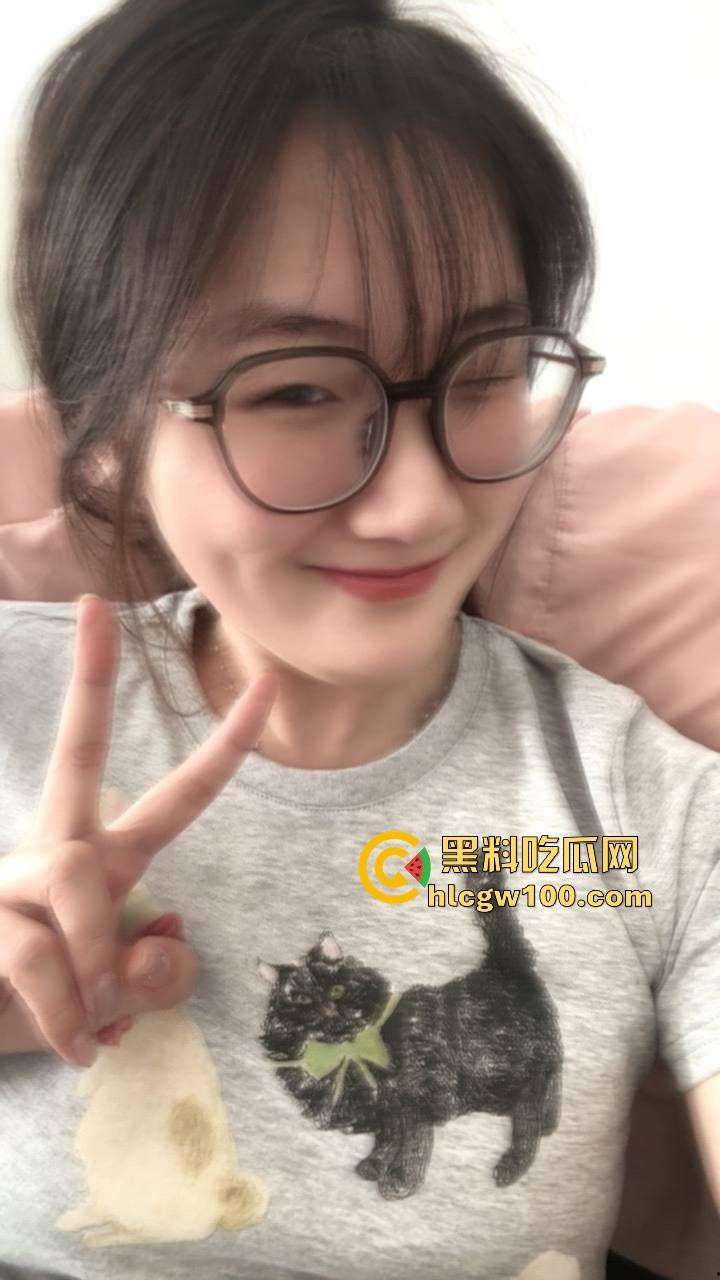 群友投稿粉嫩大学生眼镜妹无套内射全程解锁 后入颜射骚到骨子里，这大穴让人无话可说！-1