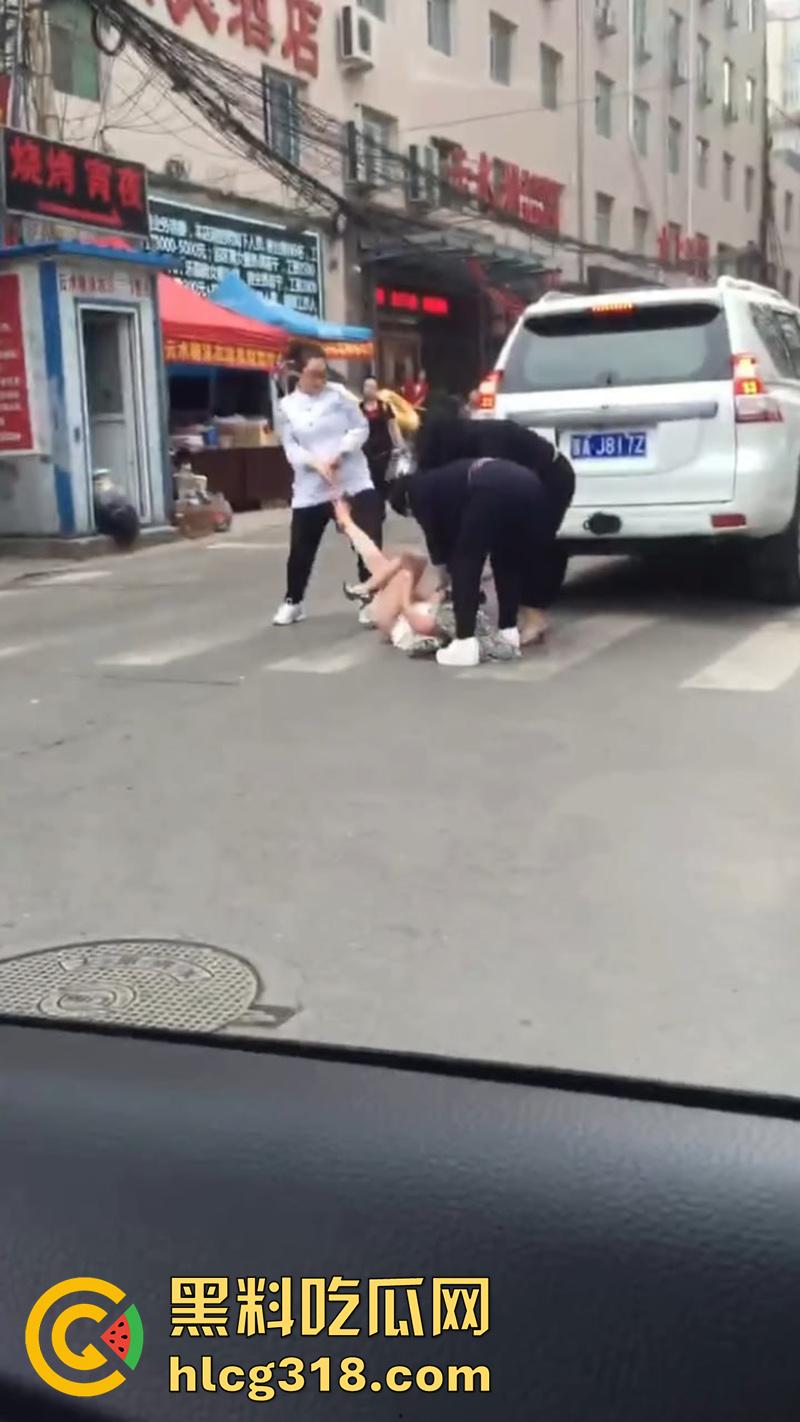 原配带姐妹当街扒光小三,翘臀美腿性感身材全裸露,暴力踹逼踢的美女嗷嗷叫,难怪老公会出轨呢!-2