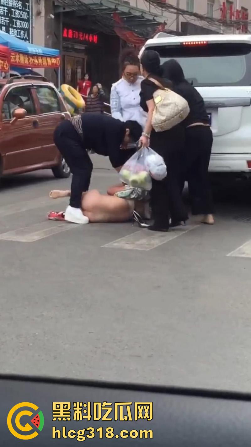 原配带姐妹当街扒光小三,翘臀美腿性感身材全裸露,暴力踹逼踢的美女嗷嗷叫,难怪老公会出轨呢!-3