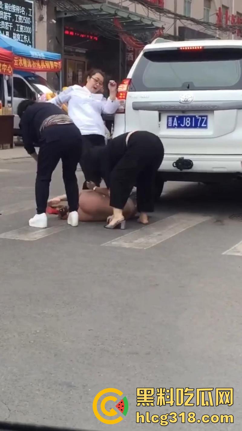 原配带姐妹当街扒光小三,翘臀美腿性感身材全裸露,暴力踹逼踢的美女嗷嗷叫,难怪老公会出轨呢!-5