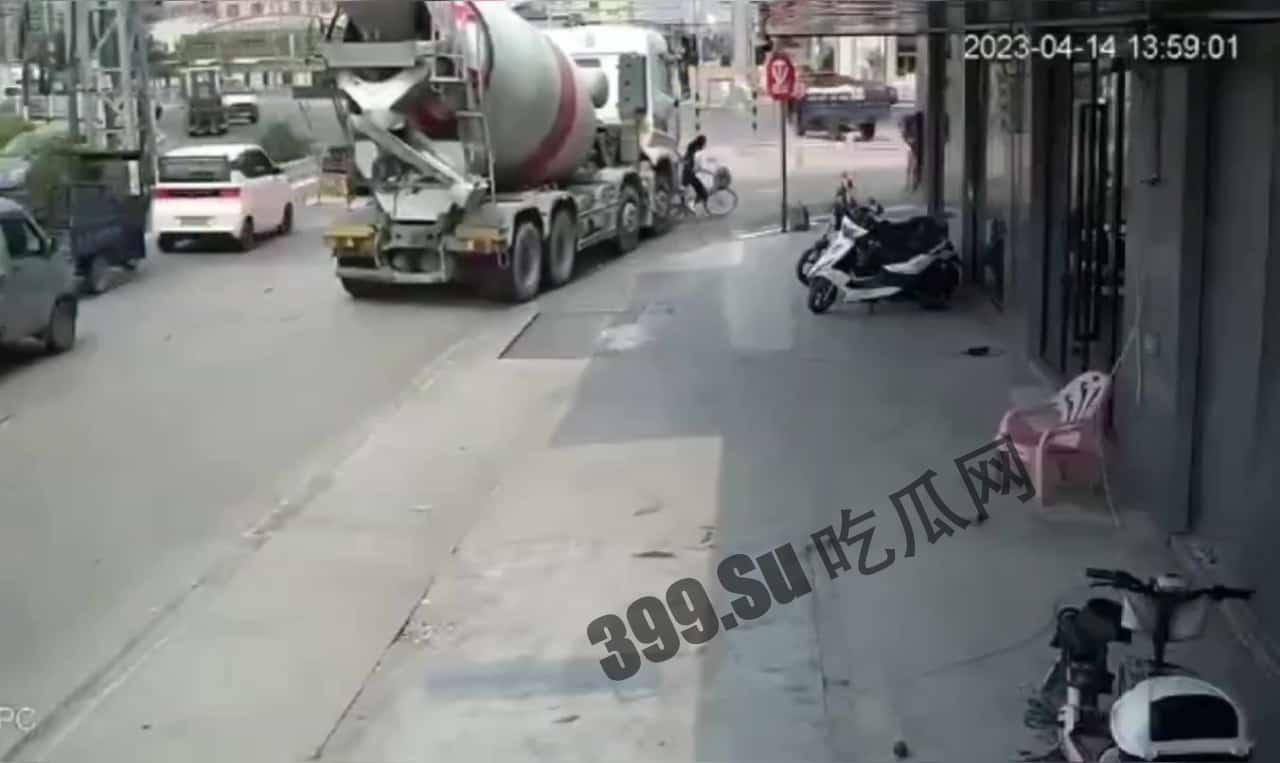 4月14日广东潮州彩塘中学 彩塘中学 女生骑车下午上学被搅拌车碾压 ，可怜了 ，当场死亡-4