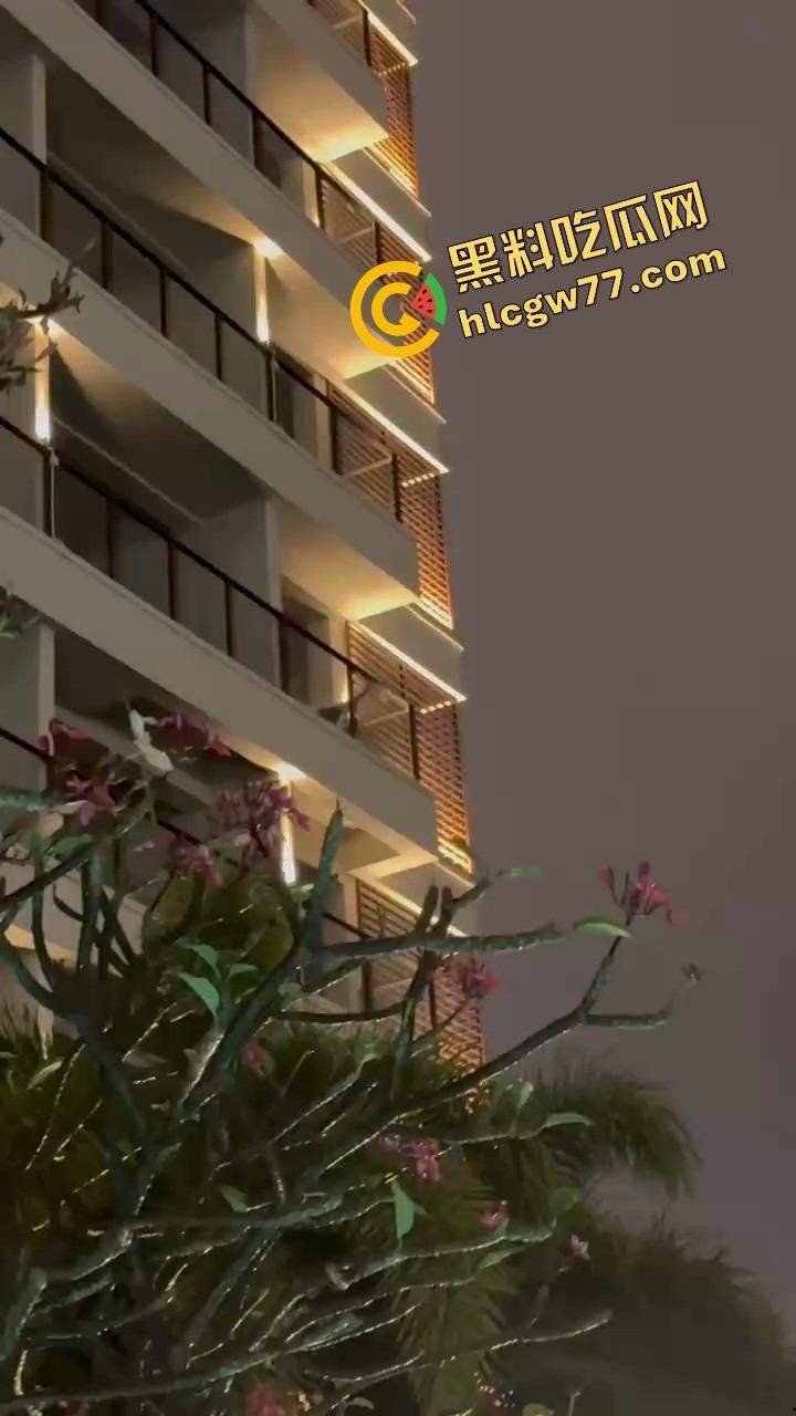 天气热了,干逼就得阳台上搞,窗边开操凉快又环保,低碳环保的激情你懂吗?-1