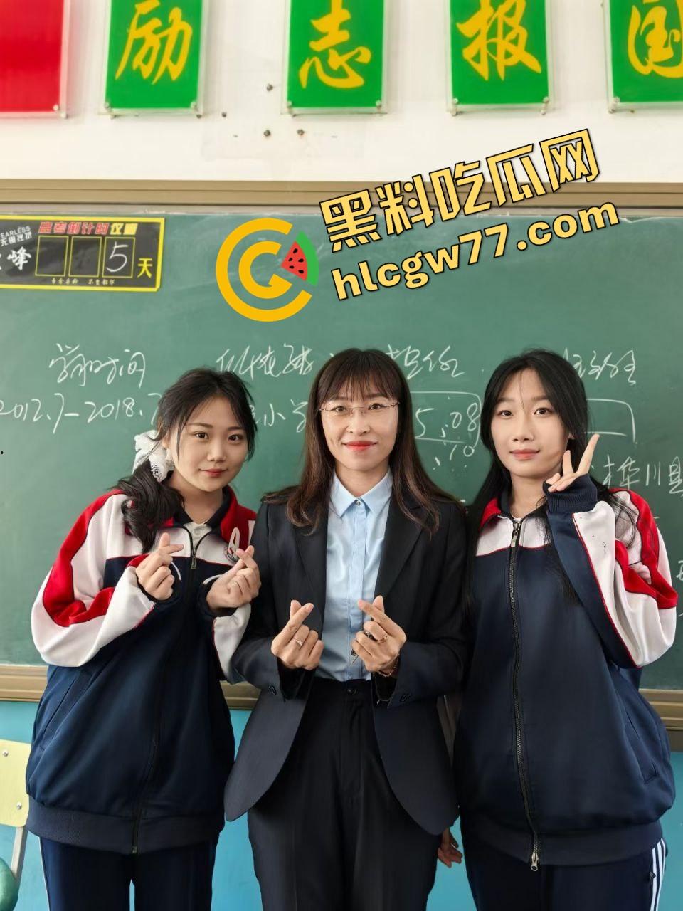 低俗直播恶趣味,妹子真空擦地板边漏奶边扭,弹幕全在喊再蹲低点,这年头女的玩的都开!-2