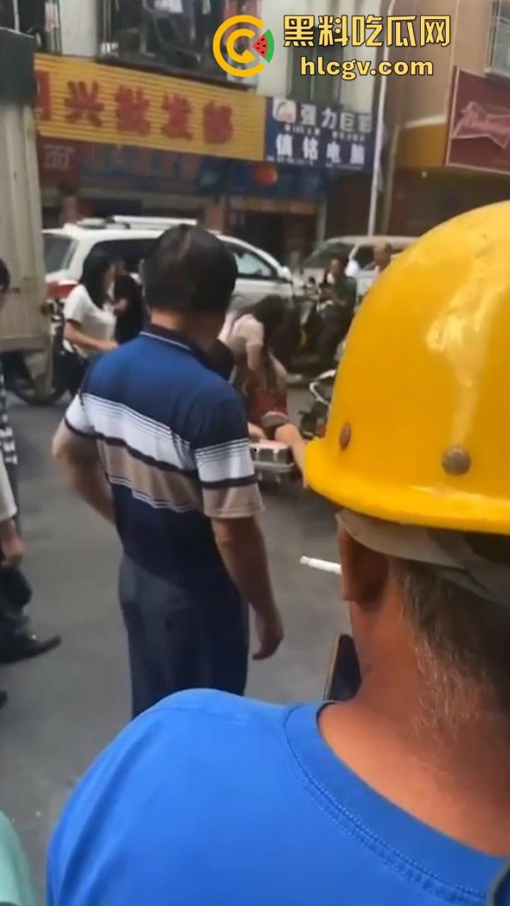 广东汕头陈暦合俩骚妇街头打架 抓头发脱衣服 现场都打成少儿不宜了！-8