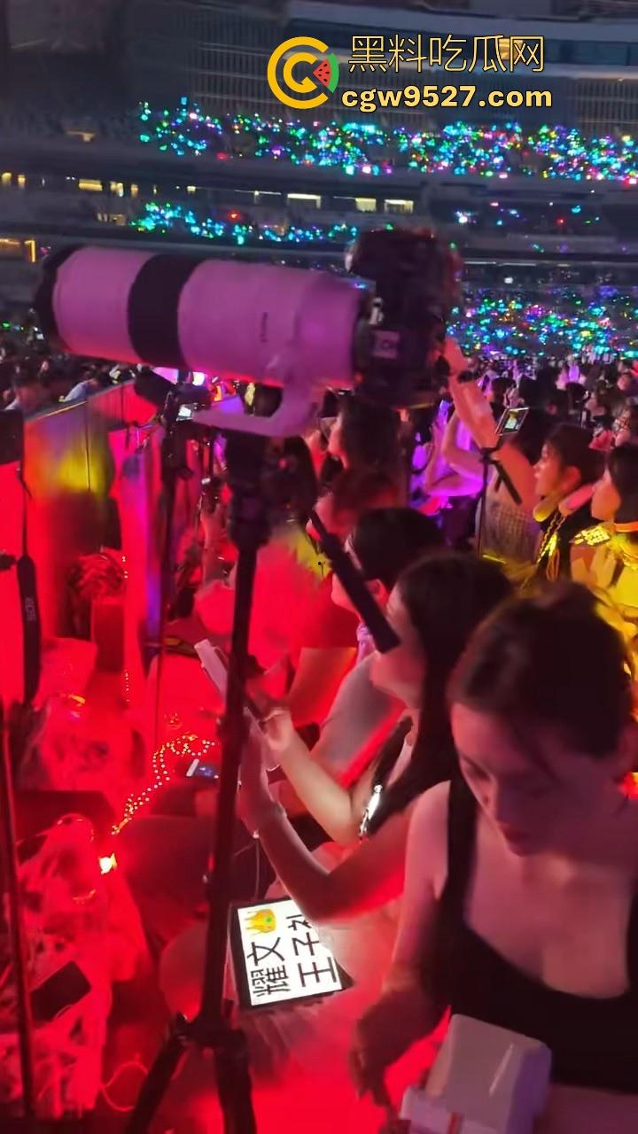 感谢时代少年团上海演唱会！一张门票换一顿操，追星女神终于被我无套后入，原来追星的女孩这么容易拿下！-6