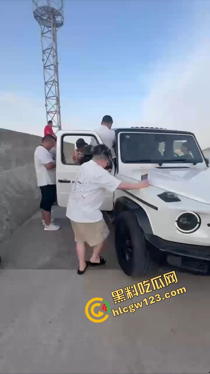 台州大G上演露逼艺术展,嫩模全裸捂奶撅逼,一群摄影湿围着喊再张开点,露奶捂逼拍到屁眼都见光!-1