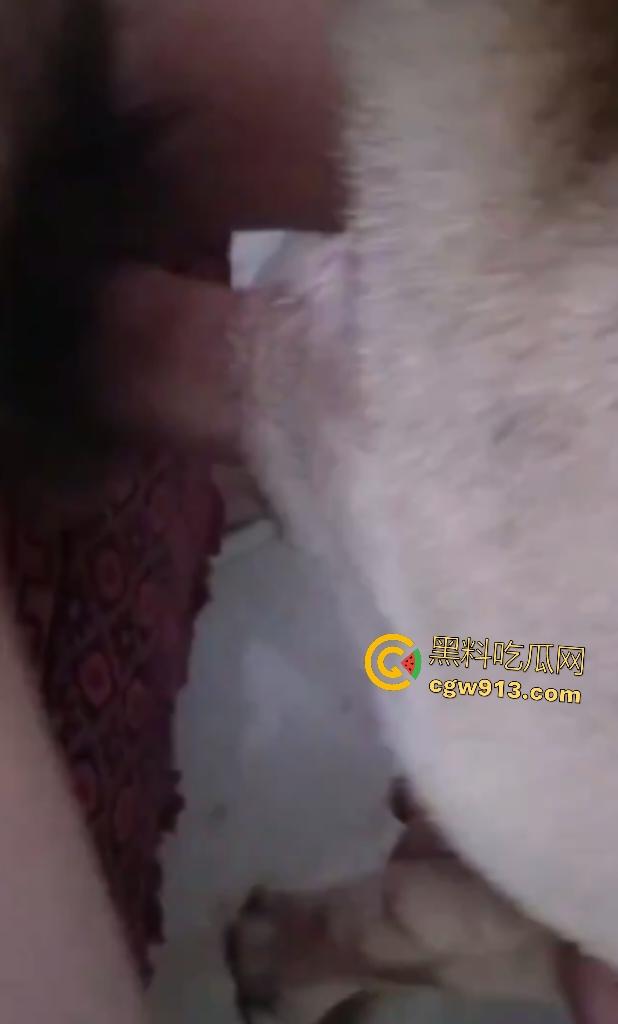 狠人大哥发兽欲，在家直接抱母狗扒开狗逼就操，射精高潮嗷嗷乱叫，估计这母狗也爽到翻白眼了吧？-1