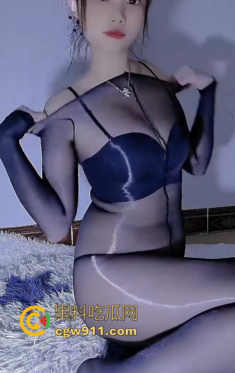 快手极品女网红【情】与榜一大哥裸聊视频流出，逼缝水光闪耀，这反差婊子的极致诱惑，感官如火燎直冲下体！-3