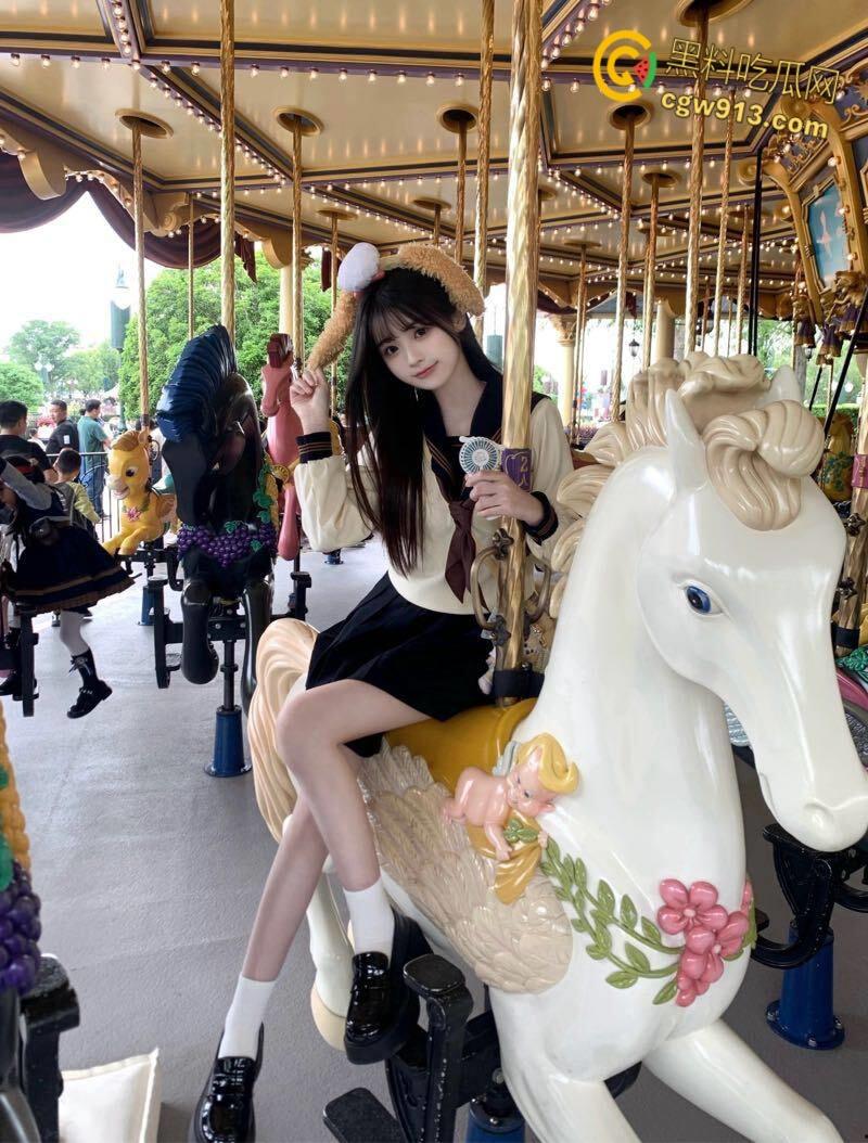 帮妹妹户外拍写真,性感皮裙大长腿,骚穴在肉丝下若隐若现,主动跪地口交,后入爆操激情内射 !-2