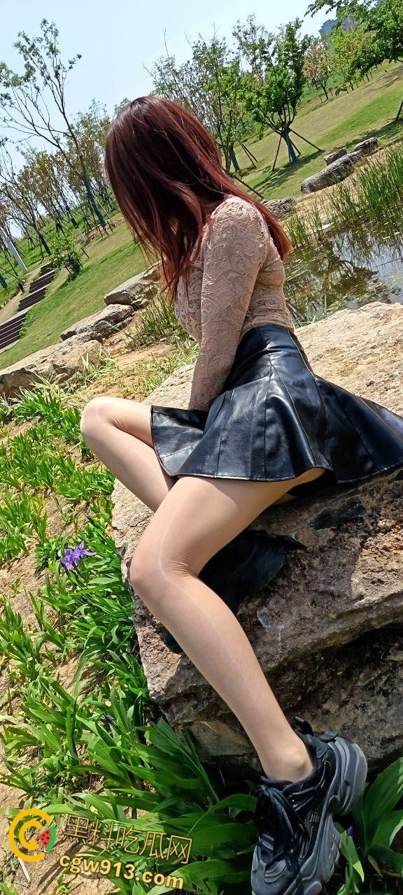 帮妹妹户外拍写真,性感皮裙大长腿,骚穴在肉丝下若隐若现,主动跪地口交,后入爆操激情内射 !-3