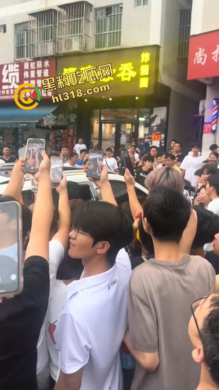南宁西乡塘正宫发飙,手撕小三现场乱成狗,渣男当街下跪求饶变孙子脸都丢光了!-1