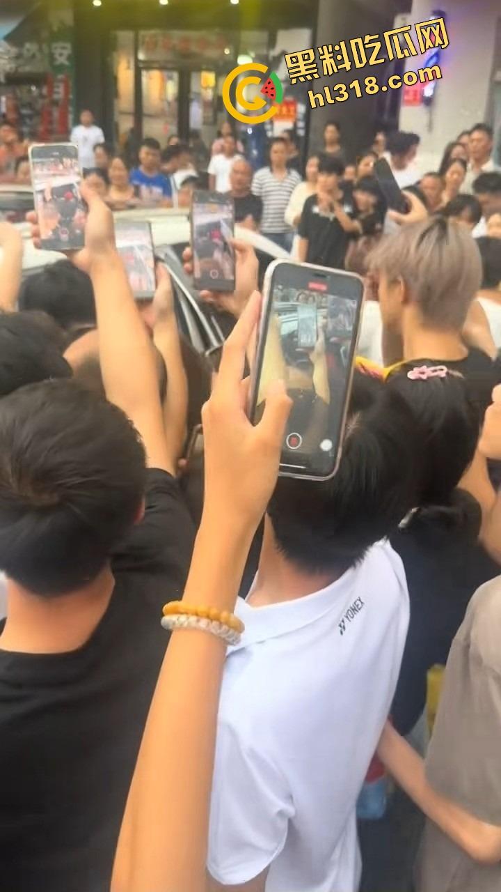 南宁西乡塘正宫发飙,手撕小三现场乱成狗,渣男当街下跪求饶变孙子脸都丢光了!-2