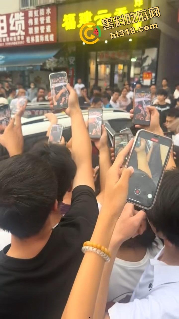 南宁西乡塘正宫发飙,手撕小三现场乱成狗,渣男当街下跪求饶变孙子脸都丢光了!-3