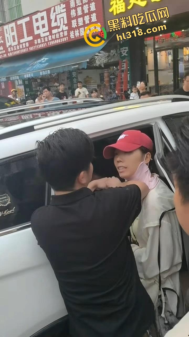南宁西乡塘正宫发飙,手撕小三现场乱成狗,渣男当街下跪求饶变孙子脸都丢光了!-4