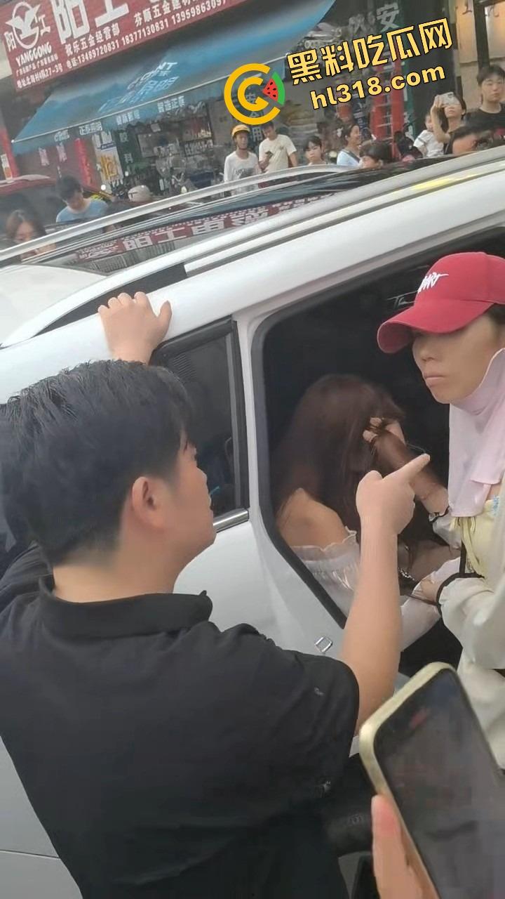 南宁西乡塘正宫发飙,手撕小三现场乱成狗,渣男当街下跪求饶变孙子脸都丢光了!-5