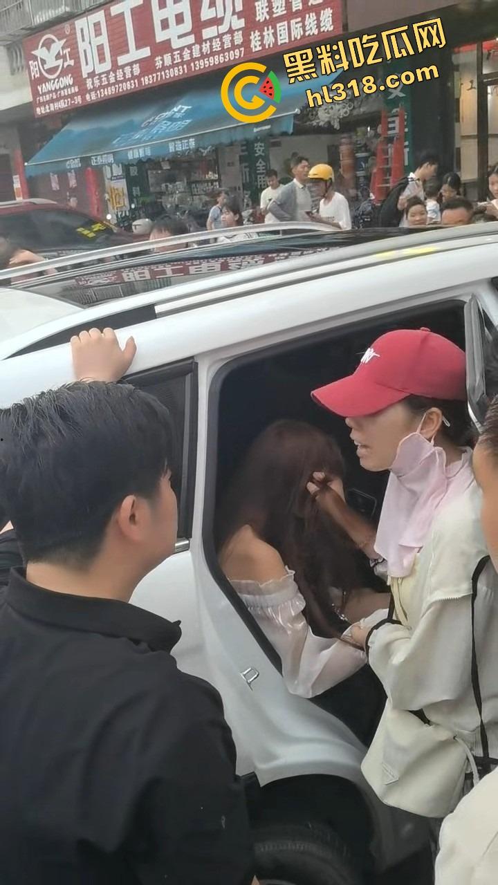 南宁西乡塘正宫发飙,手撕小三现场乱成狗,渣男当街下跪求饶变孙子脸都丢光了!-7