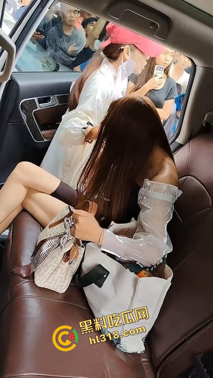 南宁西乡塘正宫发飙,手撕小三现场乱成狗,渣男当街下跪求饶变孙子脸都丢光了!-10