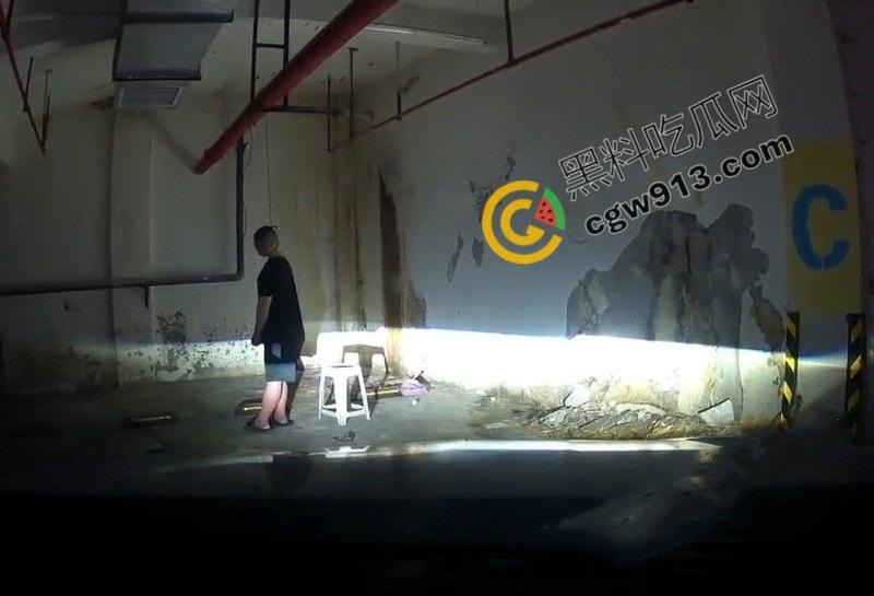 江苏盐城小区地下停车场惊现恐怖一幕,男子吊死引发居民恐慌,车主当场吓尿,瑟瑟发抖-4