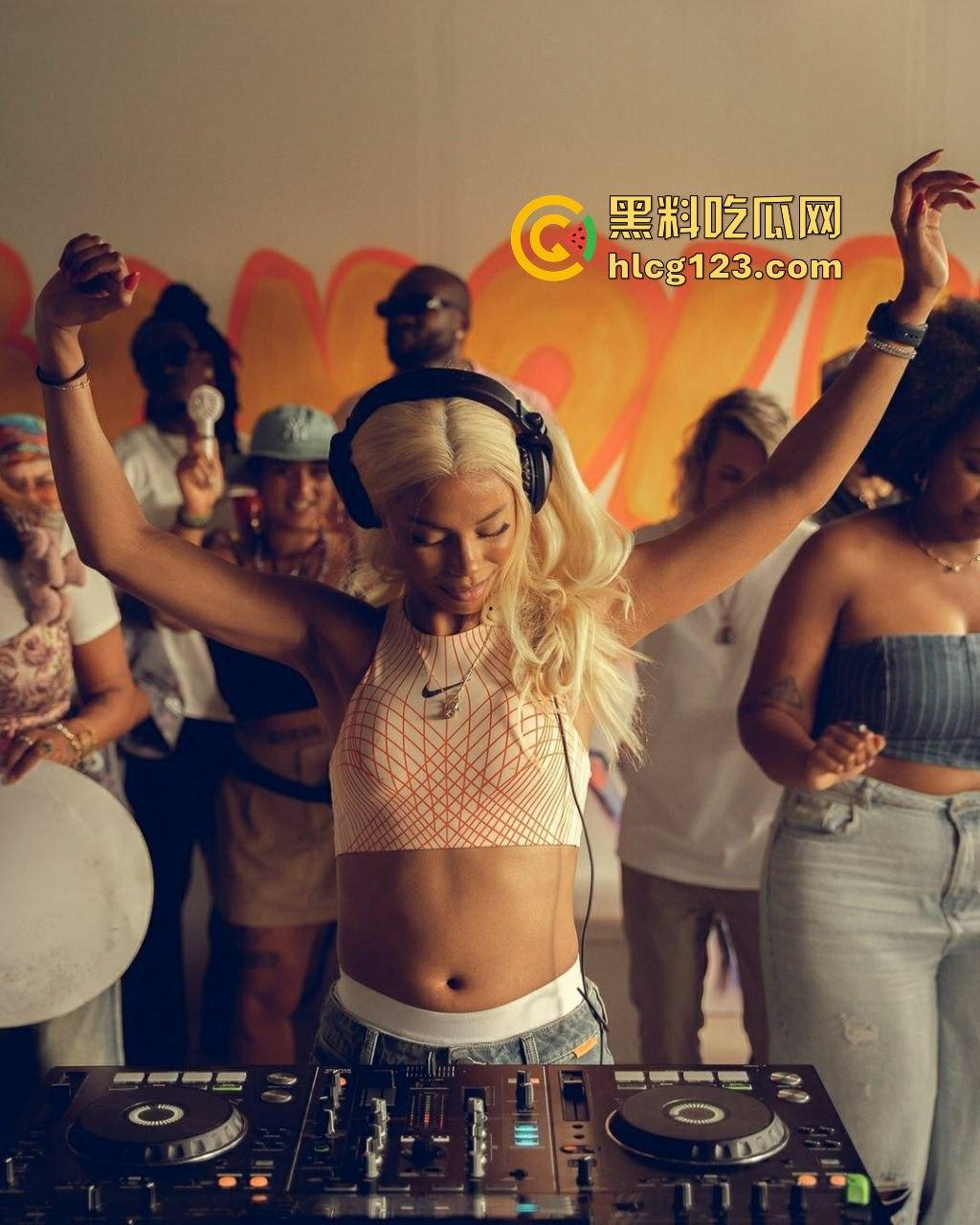 DJ Chelsea秀身材震撼全场,男友场外找妹大秀高难度姿势,黑人体力太猛了!-4