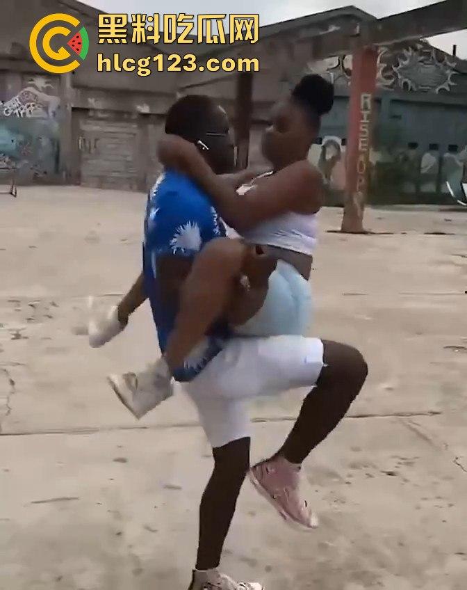 DJ Chelsea秀身材震撼全场,男友场外找妹大秀高难度姿势,黑人体力太猛了!-7