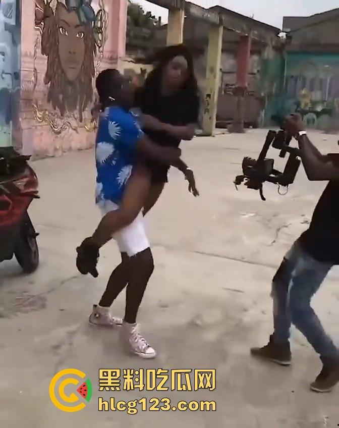 DJ Chelsea秀身材震撼全场,男友场外找妹大秀高难度姿势,黑人体力太猛了!-10