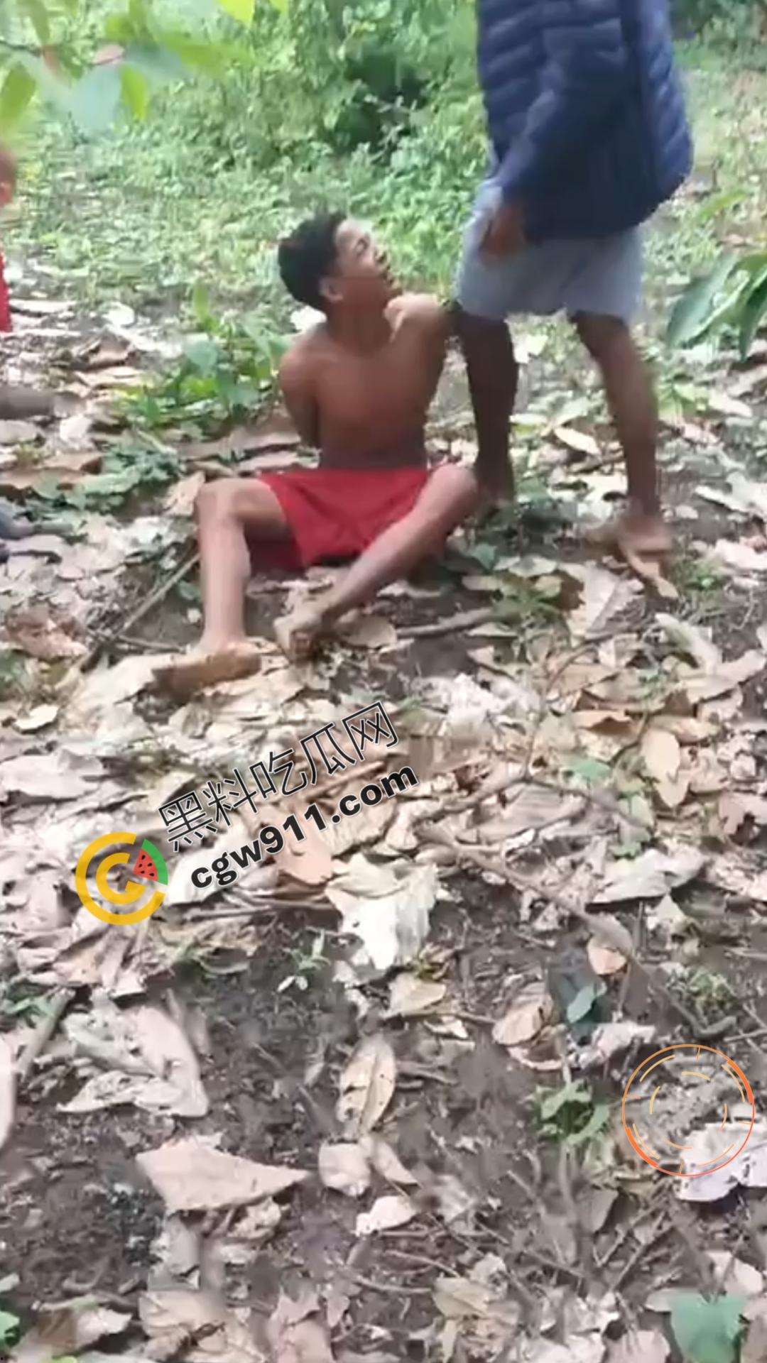 墨西哥毒枭残暴行径:年轻帮派成员遭野外肢解处决,鲜血四溅,画面极度血腥恶心,胆小者勿点-1