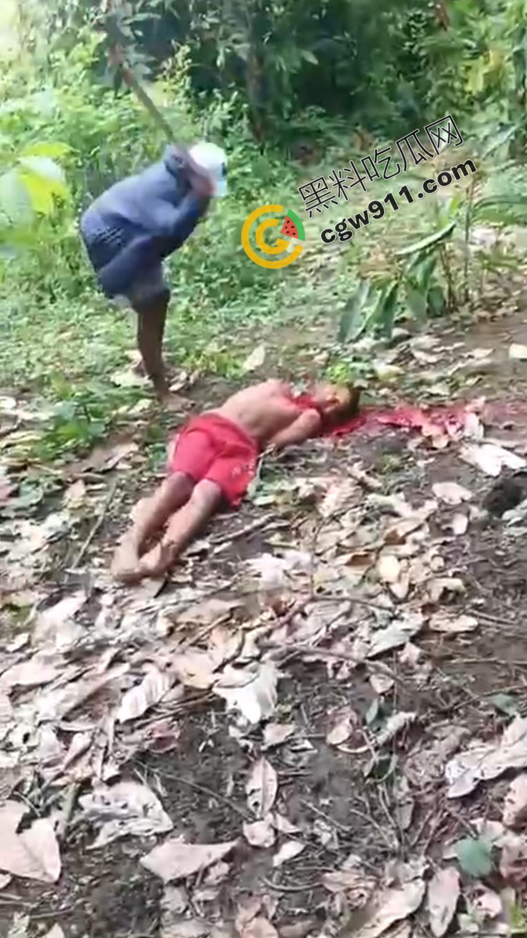 墨西哥毒枭残暴行径:年轻帮派成员遭野外肢解处决,鲜血四溅,画面极度血腥恶心,胆小者勿点-2