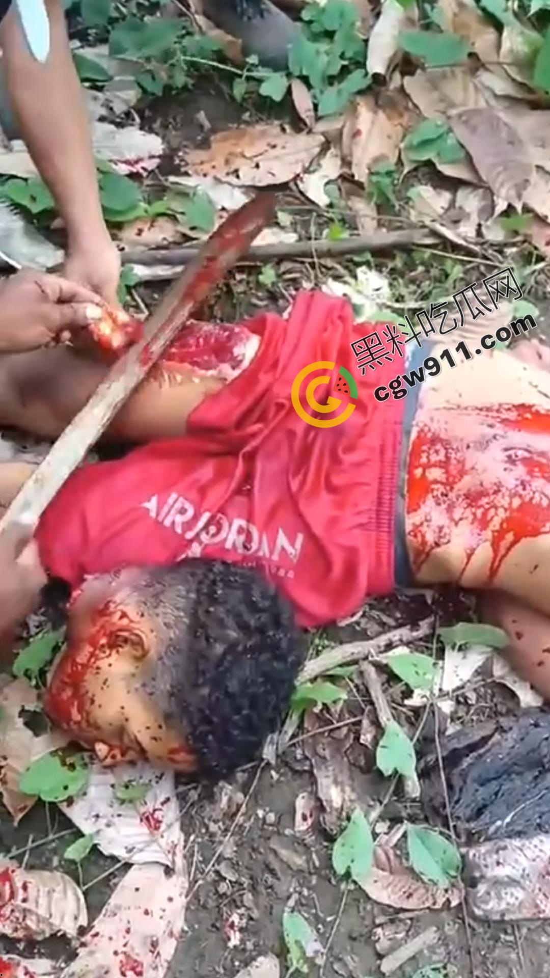 墨西哥毒枭残暴行径:年轻帮派成员遭野外肢解处决,鲜血四溅,画面极度血腥恶心,胆小者勿点-4