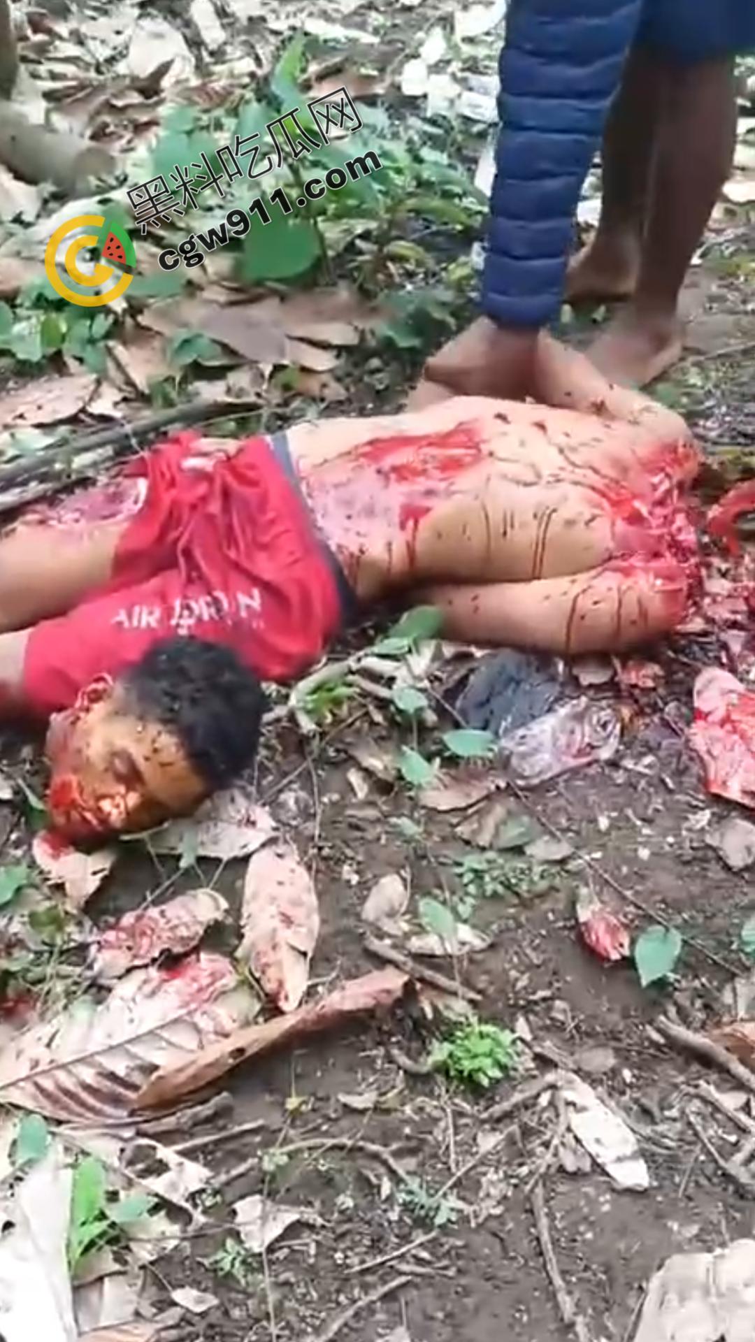 墨西哥毒枭残暴行径:年轻帮派成员遭野外肢解处决,鲜血四溅,画面极度血腥恶心,胆小者勿点-5